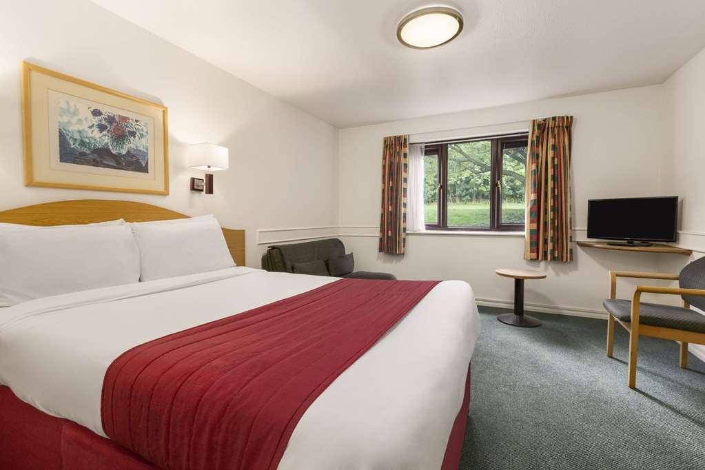 Ramada Bristol West Hotel Easton in Gordano Room photo